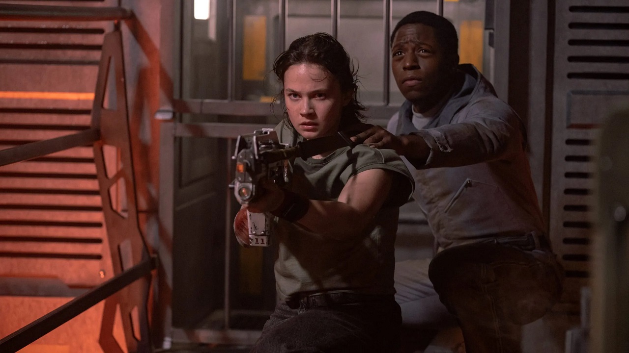 Rain Carradine (Cailee Spaeny) and the android Andy (David Jonsson) in Alien: Romulus (2024)