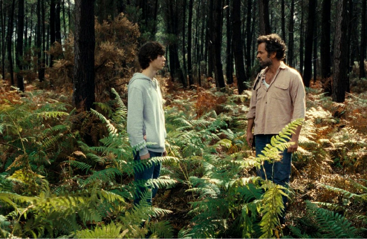 Father Romain Duris and son Paul Kircher in the woods in The Animal Kingdom (2023) 1