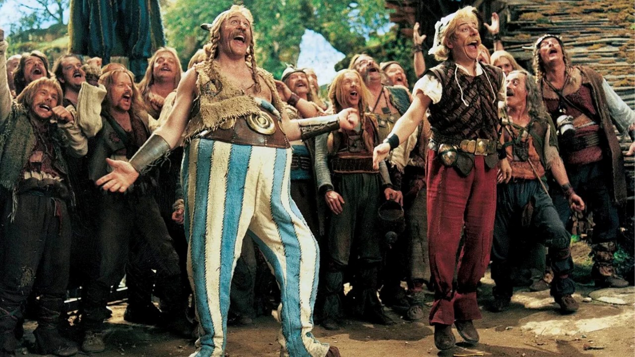 Obelix (Gerard Depardieu) and Asterix (Christian Clavier) in Asterix and Obelix Vs. Cesar (1999)
