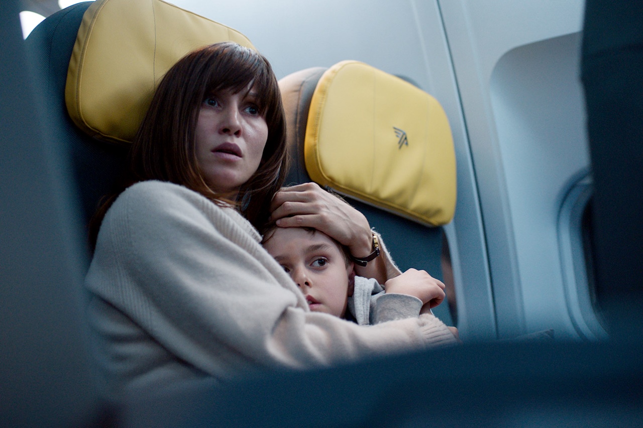 Mother Peri Baumeister and son Carl Koch in Blood Red Sky (2021)