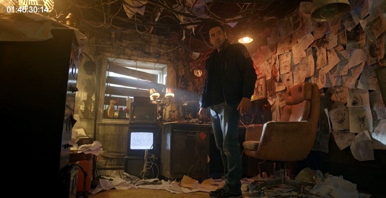 Allan Hawco in the cabin in the woods in The Breach (2022)