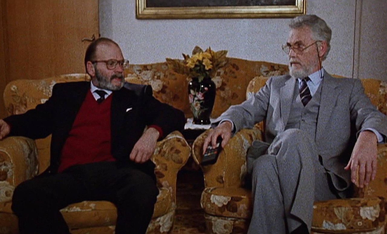 Lucio Fulci and sinister psychiatrist David L. Thompson in A Cat in the Brain (1990)