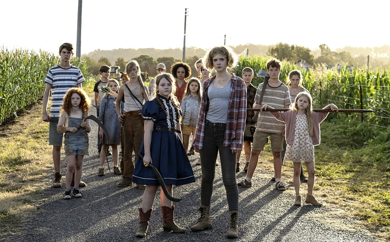 Kate Moyer and Elena Kampouris in Children of the Corn (2020)