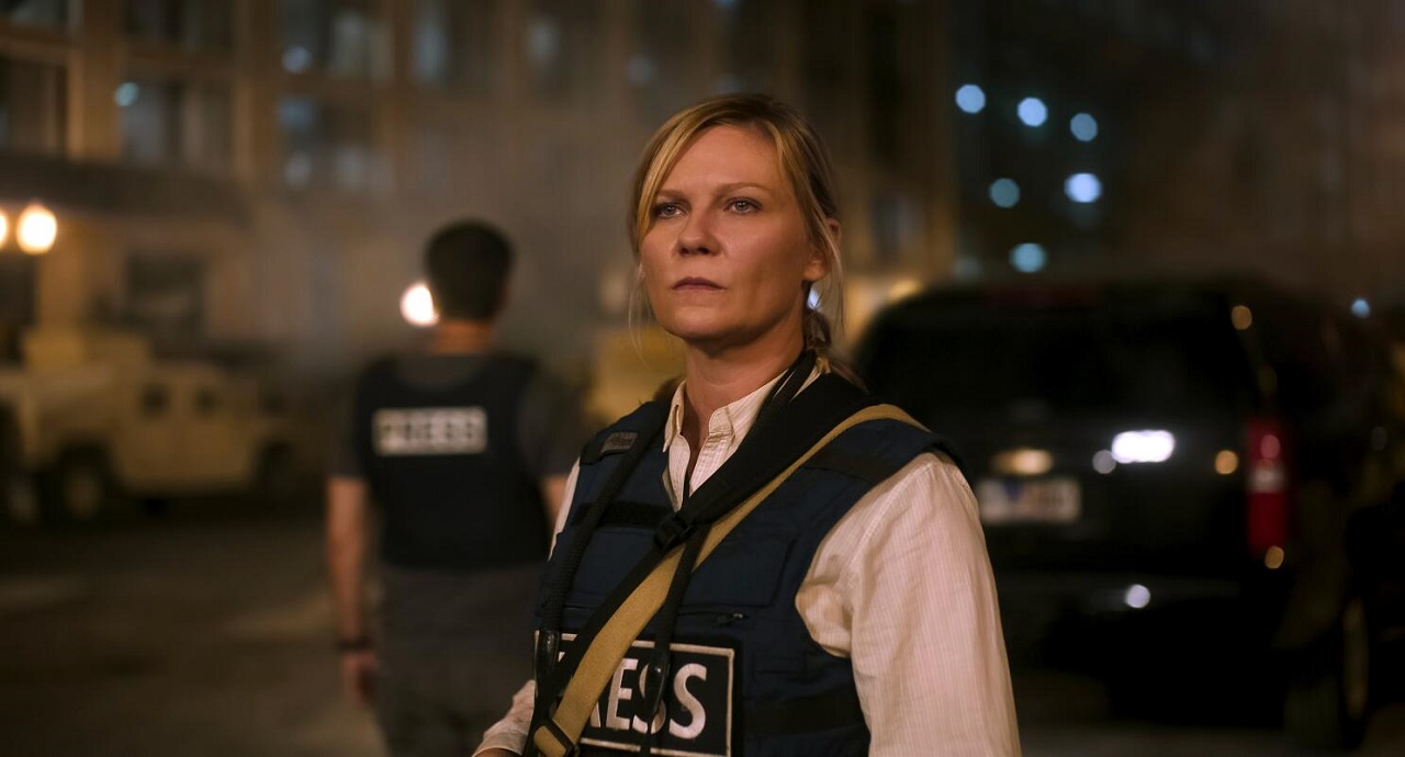 Kirsten Dunst as the war photographer Lee in Civil War (2024)