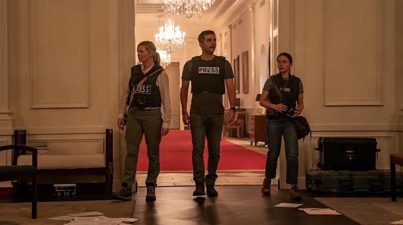 Kirsten Dunst, Wagner Moura and Cailee Spaeny in the halls of the White House Civil War (2024)