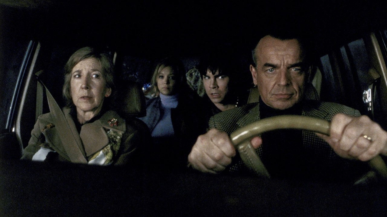 Family on a road trip gone wrong - mother Lin Shaye, father Ray Wise and children Alexandra Holden and Mick Cain in Dead End (2003)