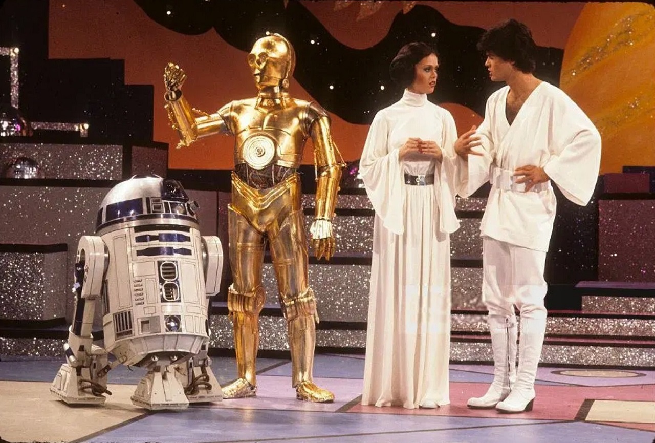 R2D2, C3P0 with Marie and Donny Osmond - from A Disturbance in the Force How The Star Wars Holiday Special Happened (2023)