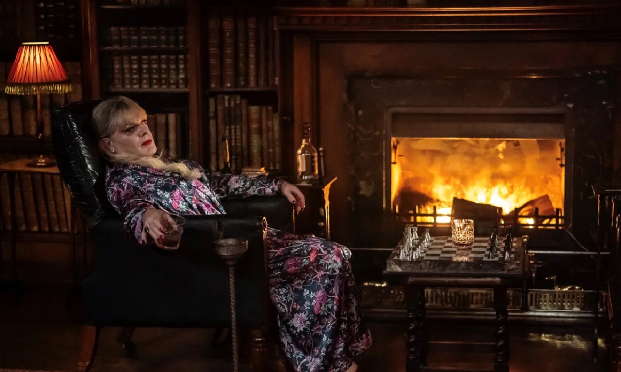 Eddie Izzard as Nina Jekyll in Doctor Jekyll (2023)