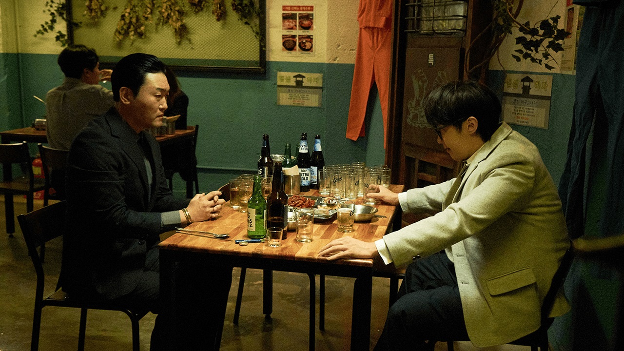 Gangster Park Sung-woong and bullied teenager Jung Jin-young sit in a restaurant in The Dude in Me (2019)