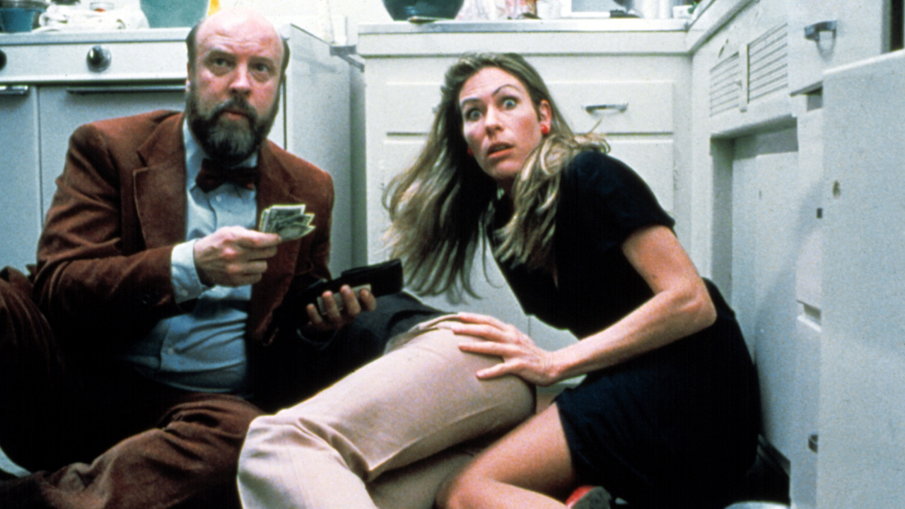 Paul Bland (Paul Bartel) and Mary Bland (Mary Woronov) with murder victim in Eating Raoul (1982)