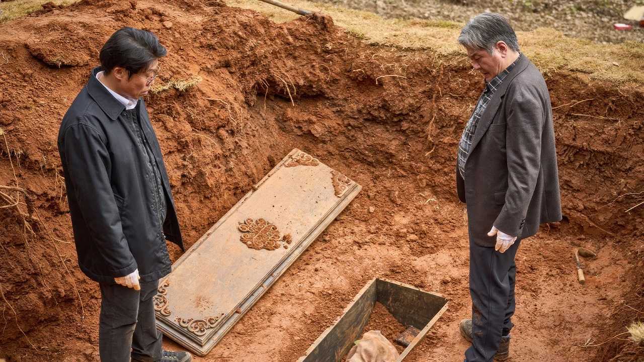 Yoo Hae-jin and Min-sik Choi at the gravesite in Exhuma (2024)