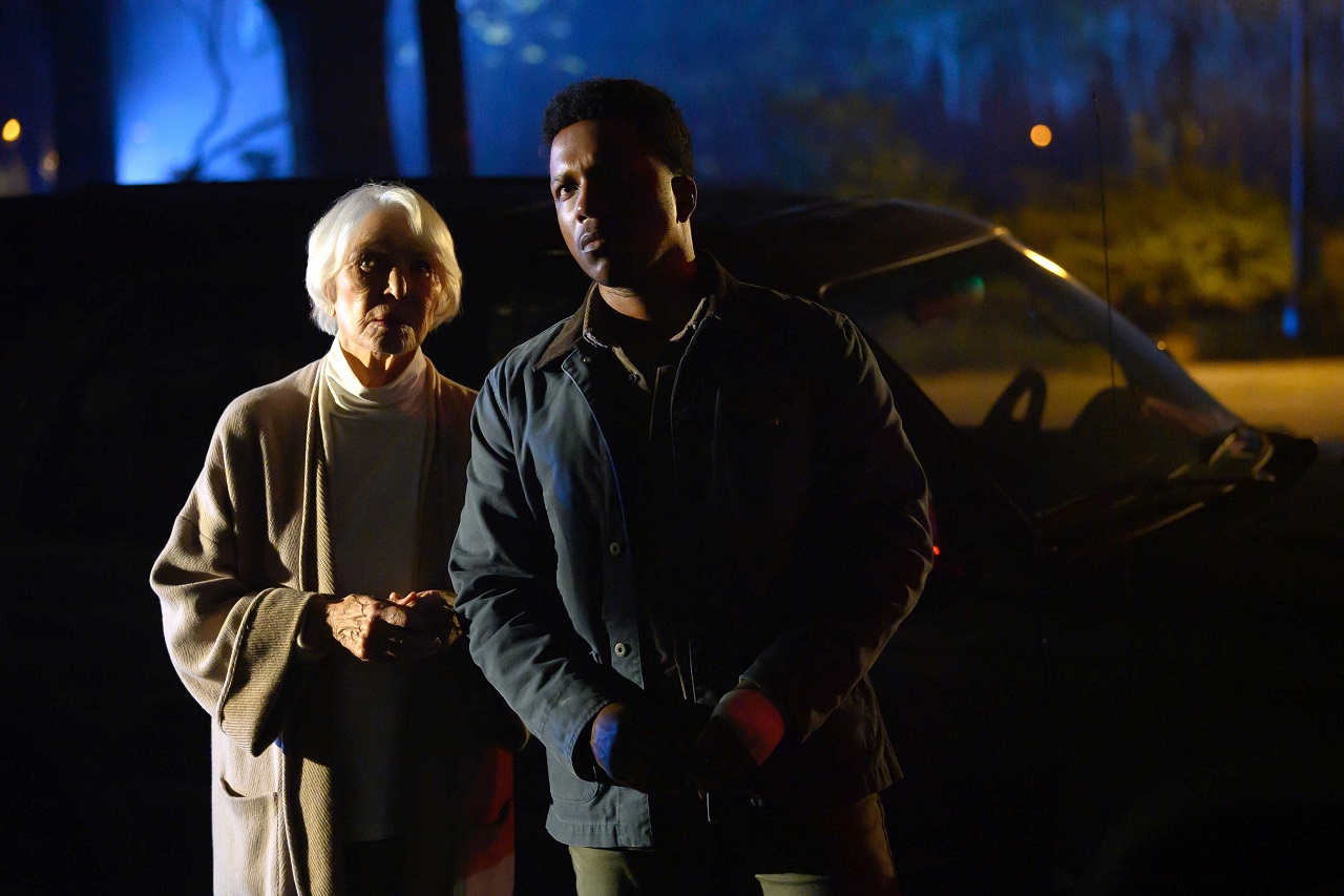 Chris MacNeil (Ellen Burstyn) and Leslie Odom, Jr in The Exorcist: Believer (2023)