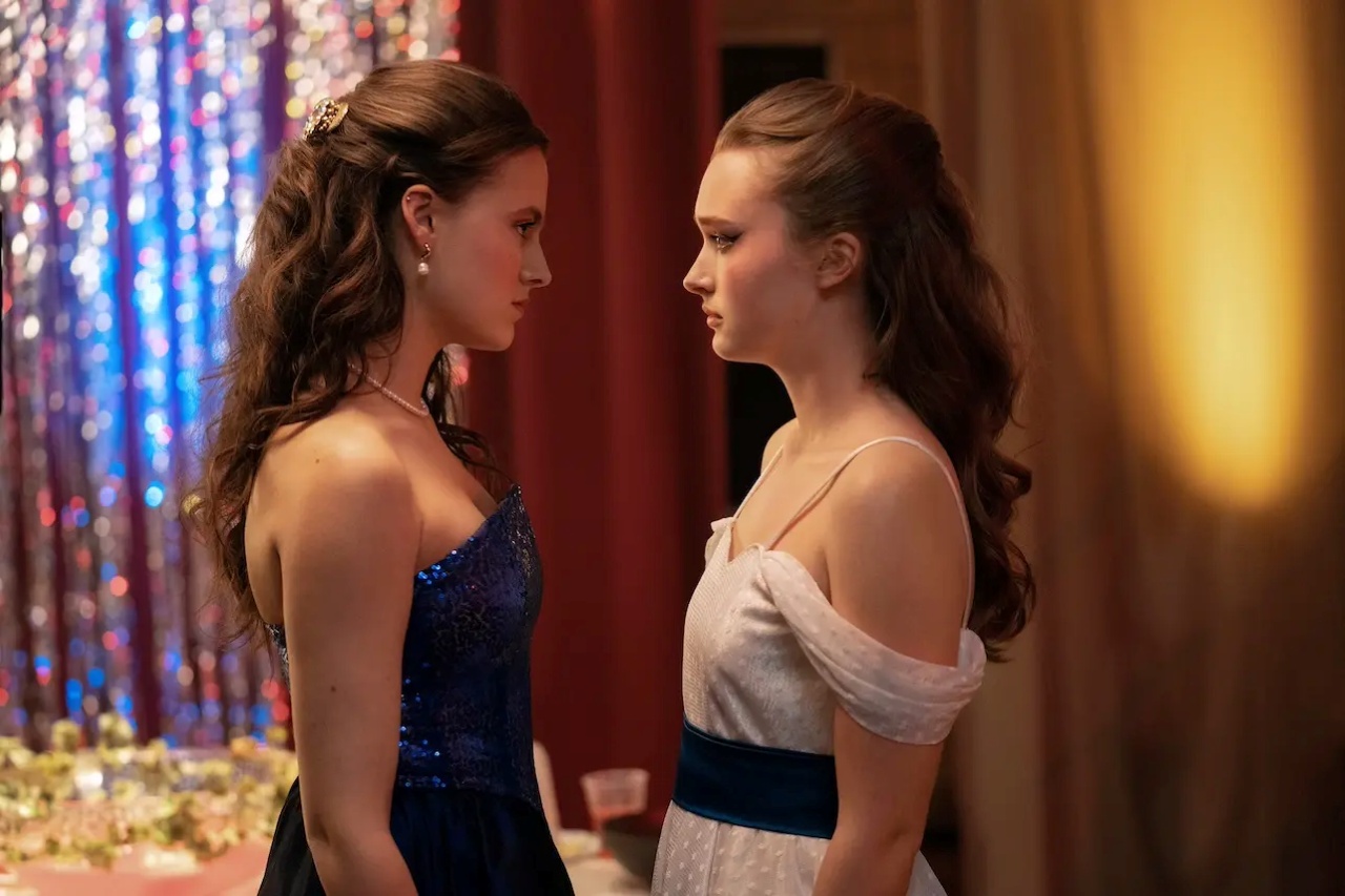 Rival prom queens Fina Strazza and India Fowler in Fear Street: Prom Queen (2025)