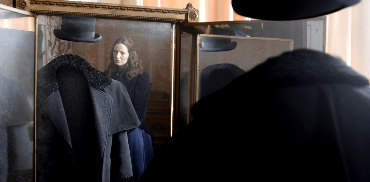 Mhairi Calvey and Griffin in Fear the Invisible Man (2023)