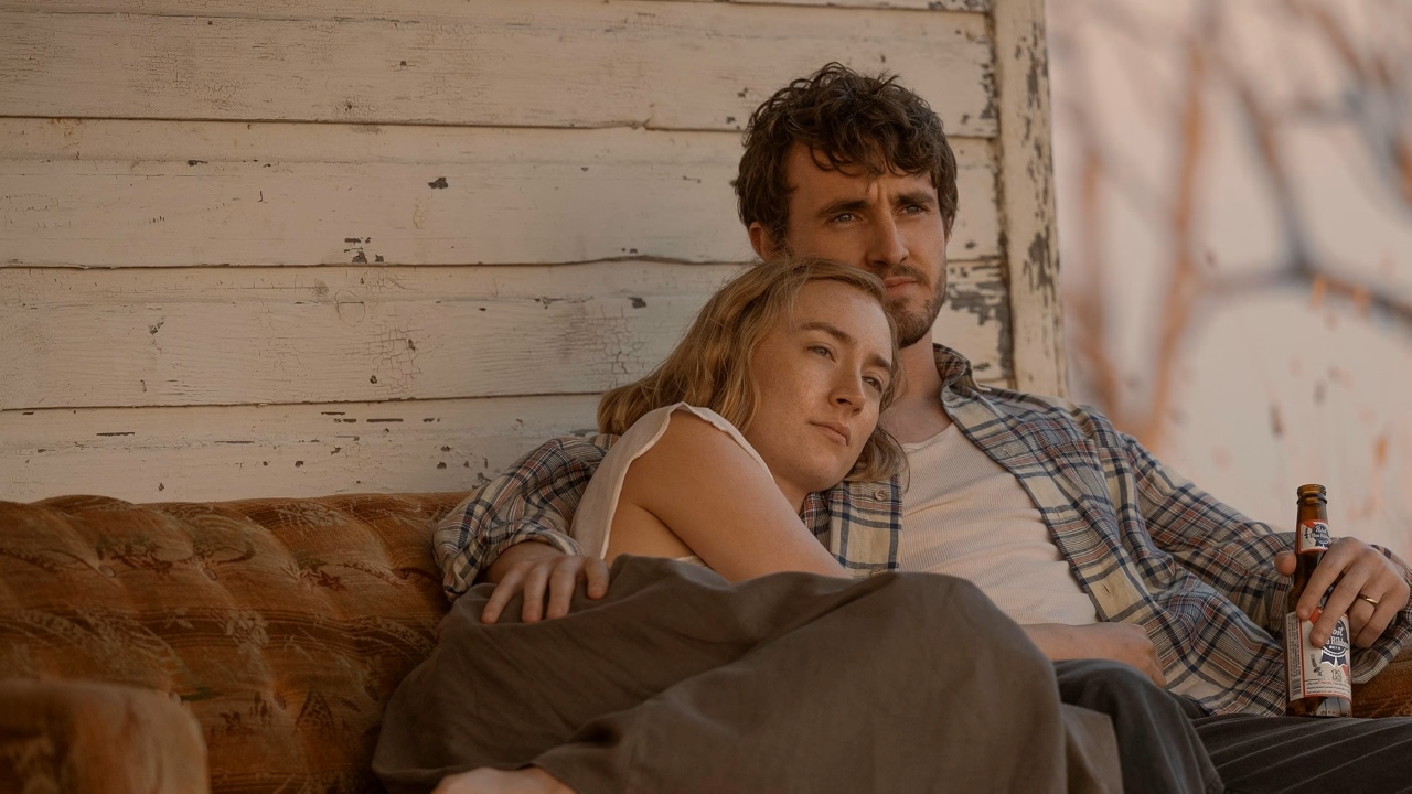 Hen (Saoirse Ronan) and Junior (Paul Mescal) in Foe (2023)
