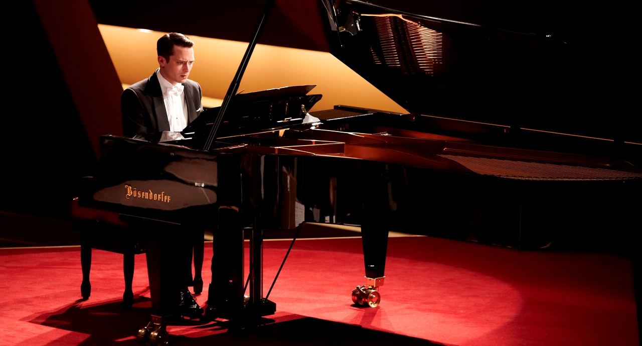 Elijah Wood in concert in Grand Piano (2013)