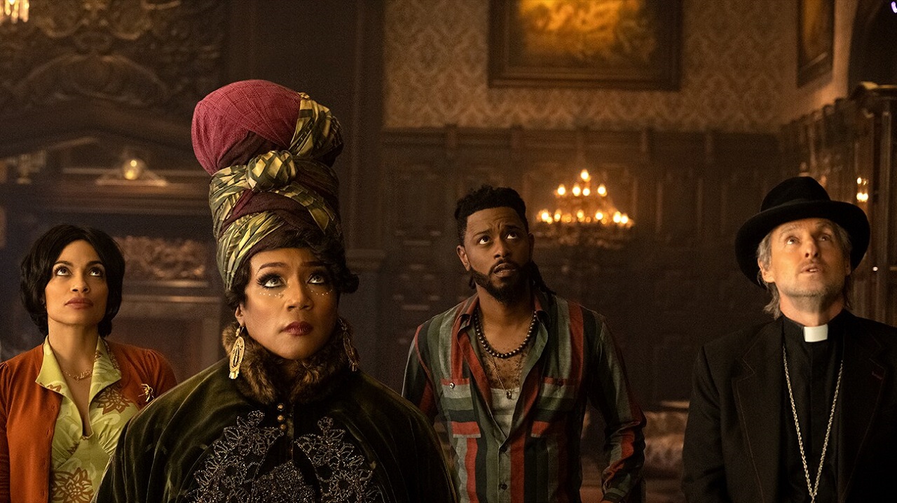 Rosario Dawson, Tiffany Hadish, LaKeith Stanfield and Owen Wilson in Haunted Mansion (2023)