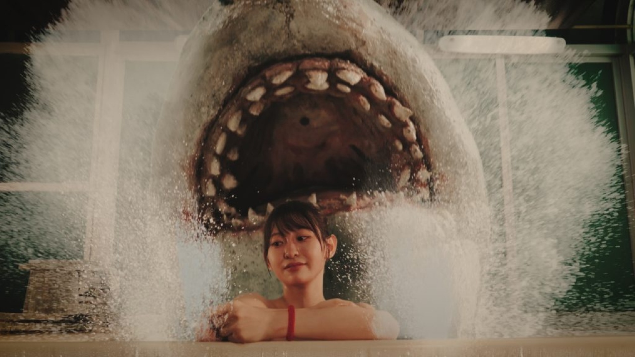 Shark attack inside a hot tub in Hotspring Sharkattack (2024)