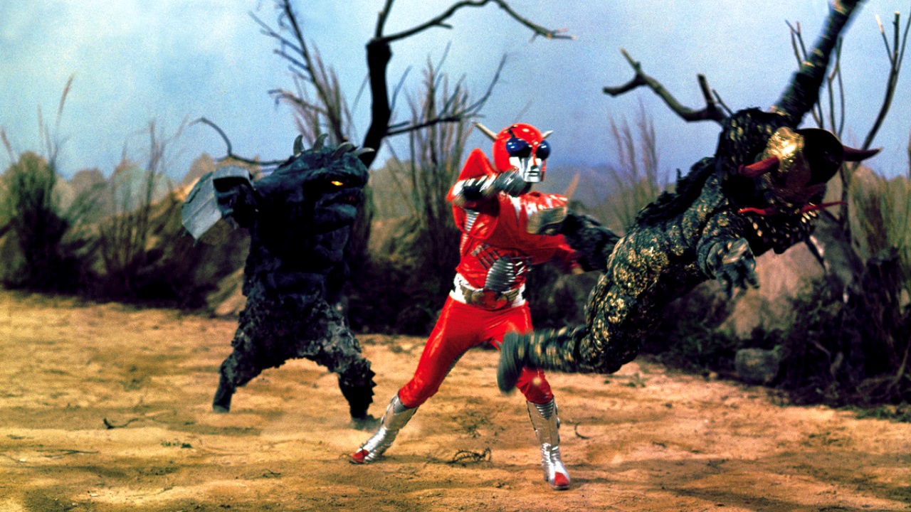 Infra Man (Li Hsiu-Hsien) (c) fights alien creatures in Infra-Man (1976)
