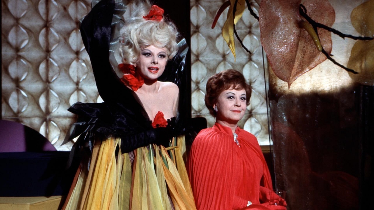 Giulietta Masina and Sandra Milo in Juliet of the Spirits (1965)