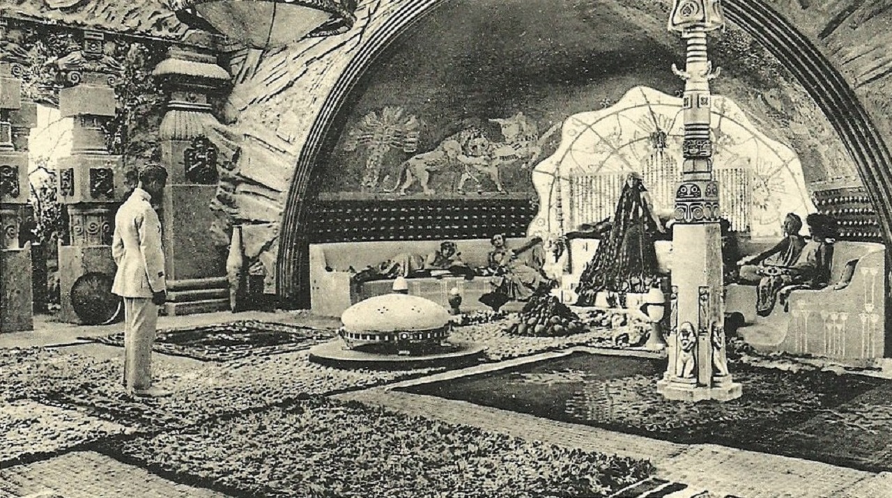 Captain Morhange (Jean Angelo) in the tent of Queen Antinea (Stacia Napierkowska) in L'Atlantide (1921)
