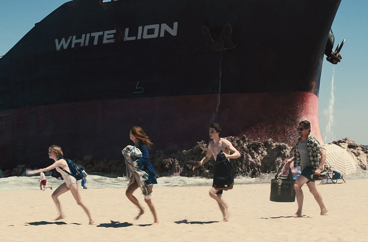 Farrah McKenzie, Julia Roberts, Charlie Evans and Ethan Hawke flee as the tanker runs aground on the beach in Leave the World Behind (2023)