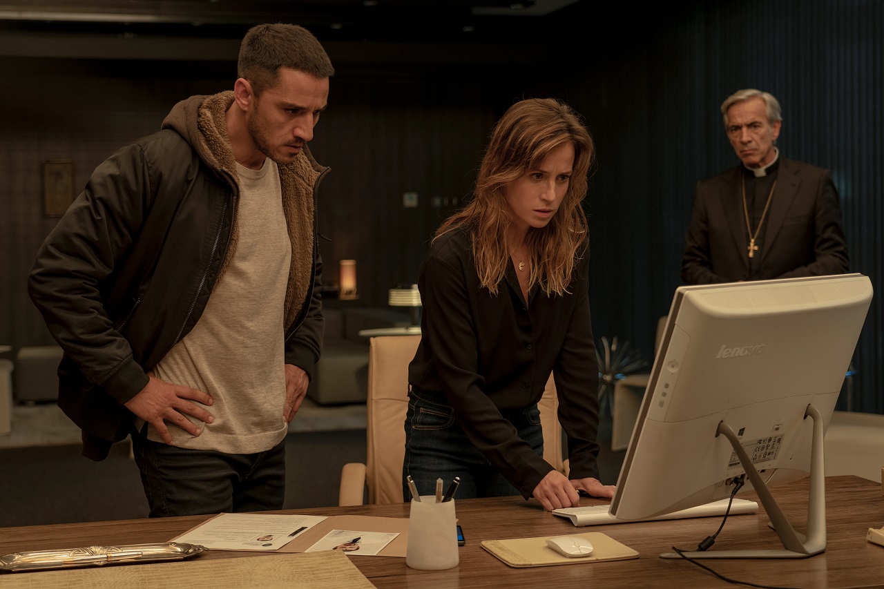 Jonan Etxaide (Carlos Librado “Nene”), Inspector Amaia Salazar (Marta Etura) and Father Sarasola (Imanol Arias) investigate in The Legacy of the Bones (2019)