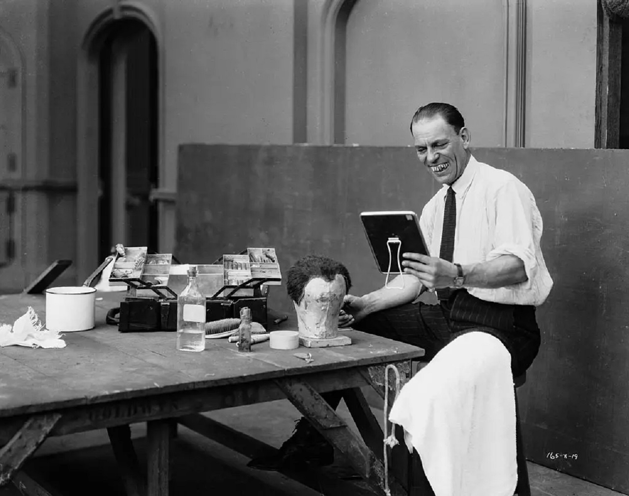 Lon Chaney applies makeup in Lon Chaney: A Thousand Faces (2000)