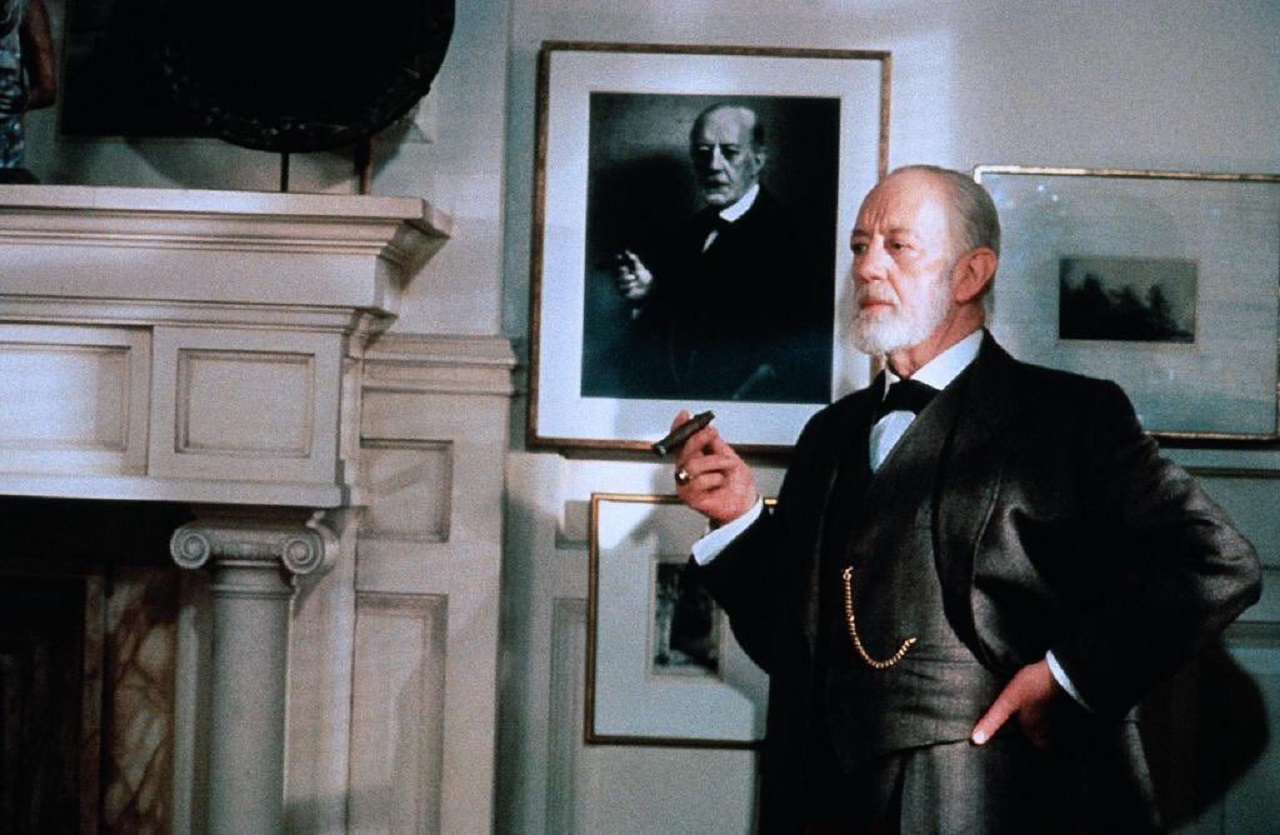 Alec Guinness as the ghost of Sigmund Freud in Lovesick (1983)