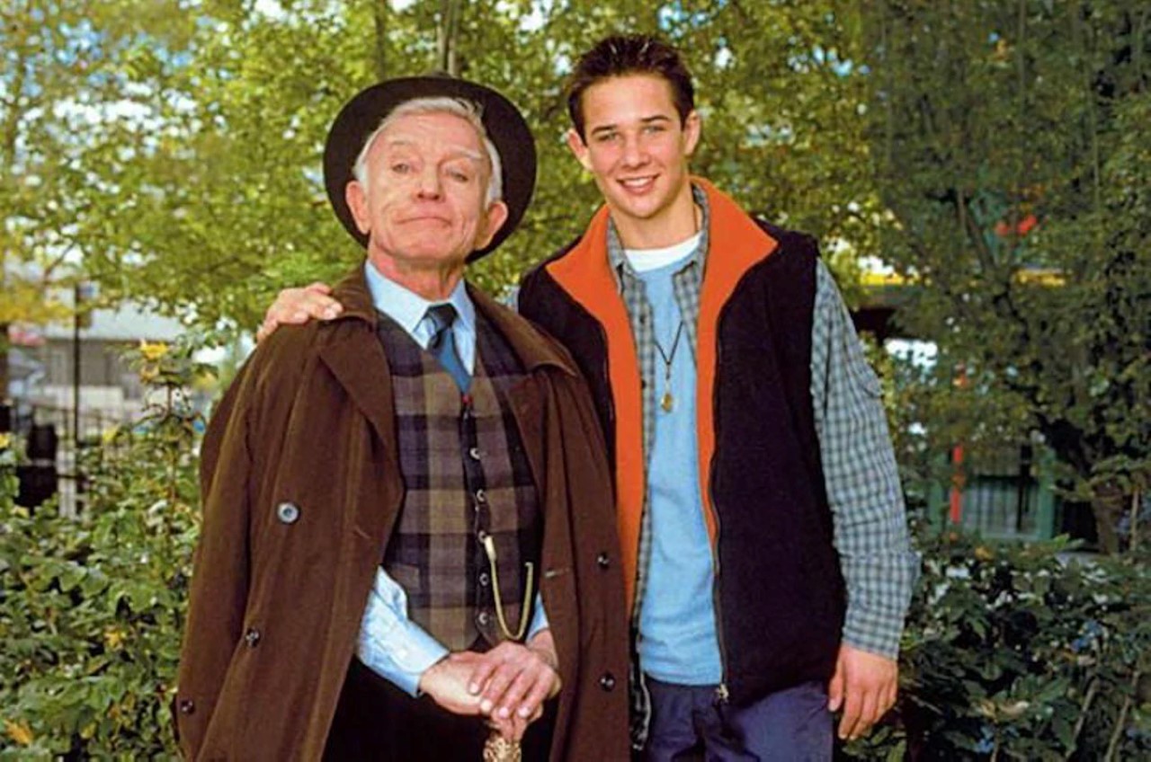 Ryan Merriman and Henry Gibson in The Luck of the Irish (2001)