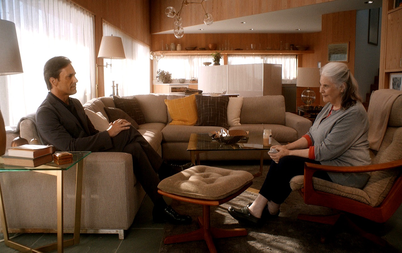 Aging Lois Smith and the hologram of Jon Hamm in Marjorie Prime (2017)