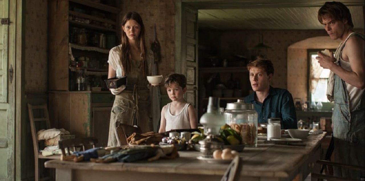 The Marrowbone children - Mia Goth, Matthew Stagg,George MacKay and Charlie Heaton in Marrowbone (2017)