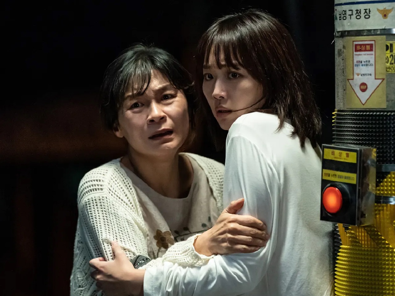 Ki Joo-jin and her mother Kil Hae-yeon in Midnight (2021)