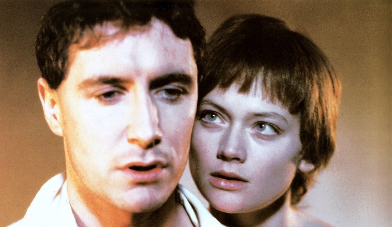 Father Rojas (Paul McGann) and Matilde (Sophie Ward) in The Monk (1990)