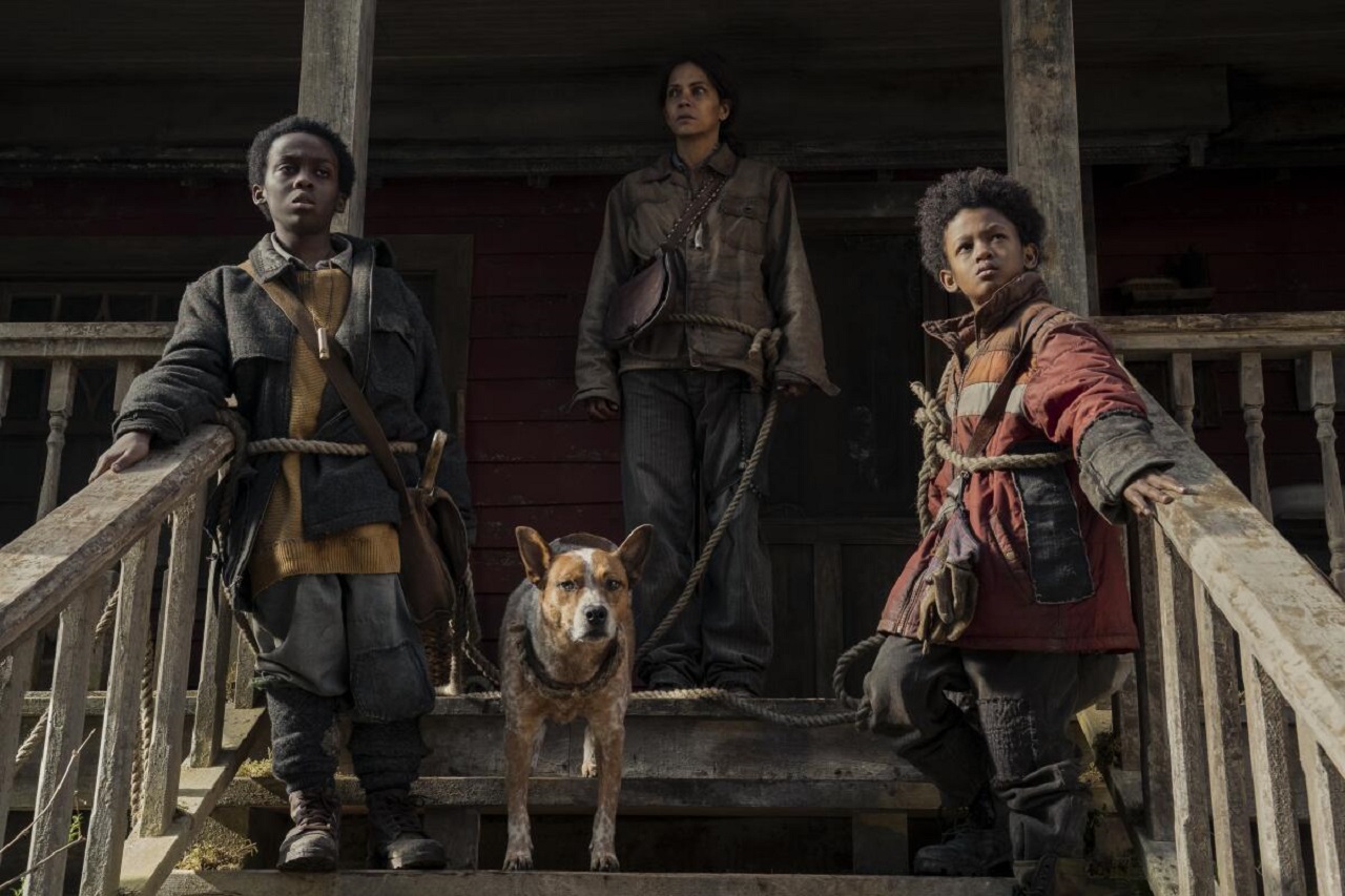 Halle Berry and sons Anthony B. Jenkins and Percy Daggs IV with ropes tied to their cabin in Never Let Go (2024)