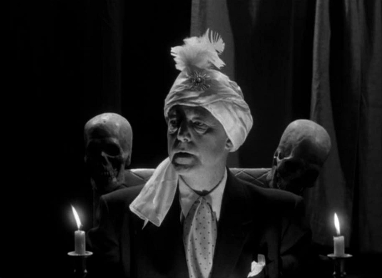 Kenne Duncan as the fake medium Dr Acula in Night of the Ghouls (1960)