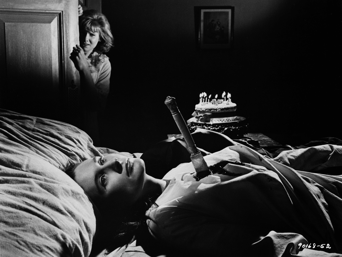 Jennie Linden discovers Clytie Jessop's murdered body in
        Nightmare (1964)