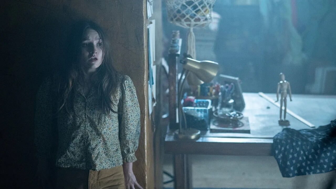 Kaitlyn Dever hides in the farmhouse from an alien in No One Will Save You (2023)