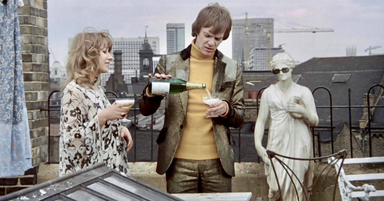 Mick Travis (Malcolm McDowell) and Helen Mirren in O Lucky Man! (1973)
