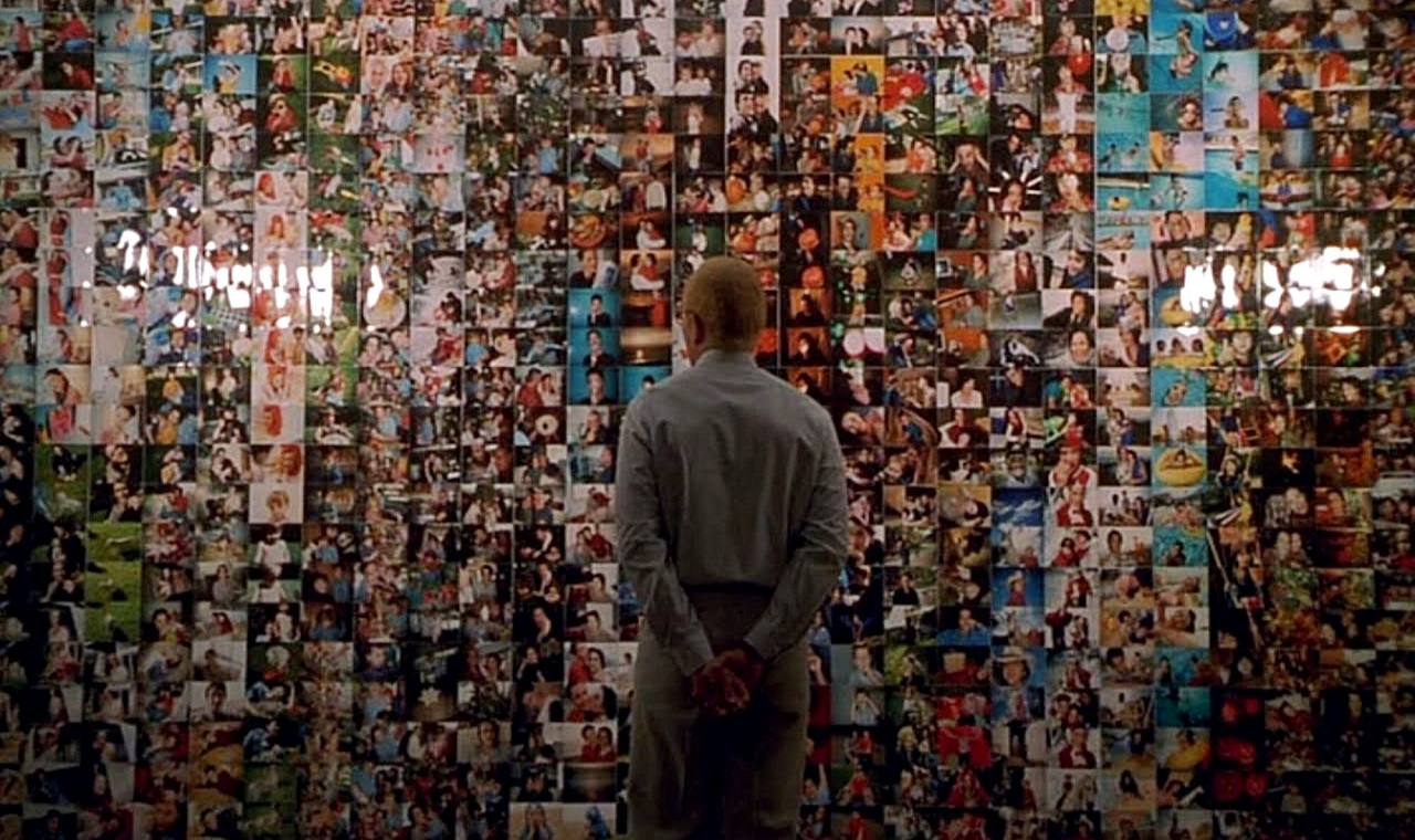 The wall of photos in Robin Williams' apartment in One Hour Photo (2002)