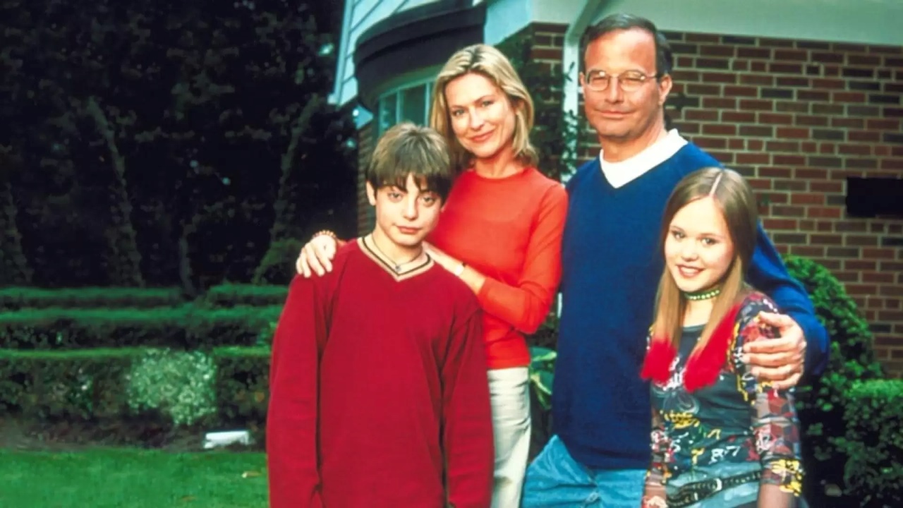 Andrew Lawrence, Lori Hallier, Mark L. Taylor and Sarah Gadon in The Other Me (2000)
