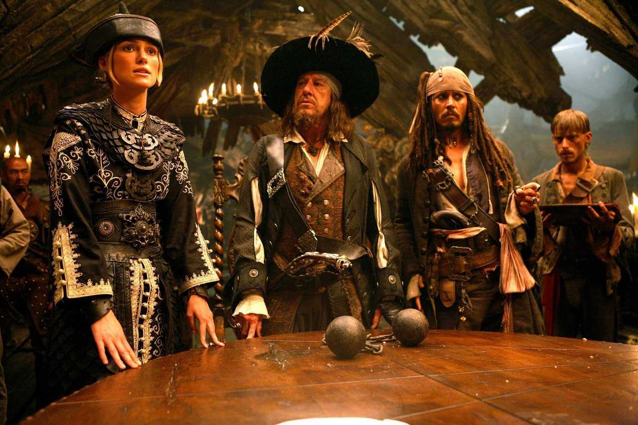 Elizabeth Swann (Keira Knightley), Captain Barbossa (Geoffrey Rush), Captain Jack Sparrow (Johnny Depp) and Ragetti (Mackenzie Crook) in Pirates of the Caribbean At Worlds End (2007)