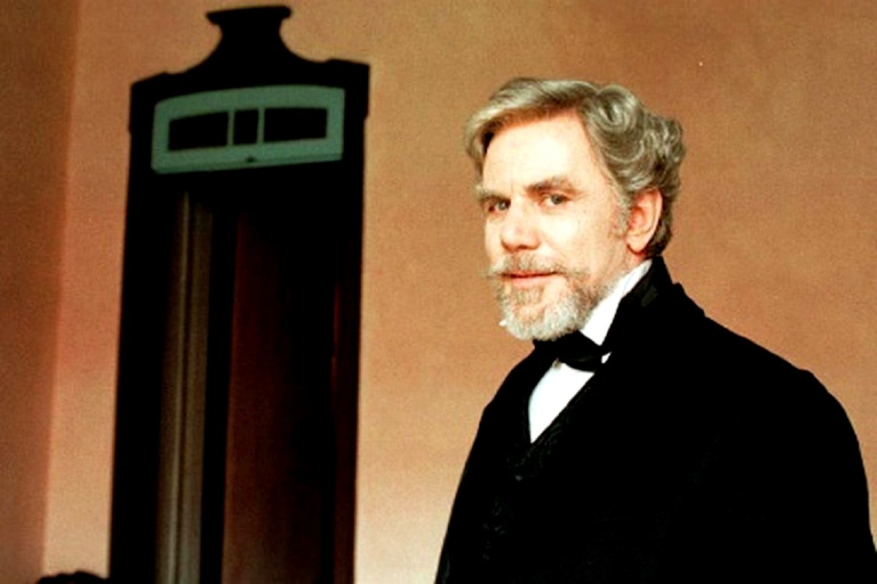Reginaldo Farias as Bras Cubas in Posthumous Memoirs (2001)