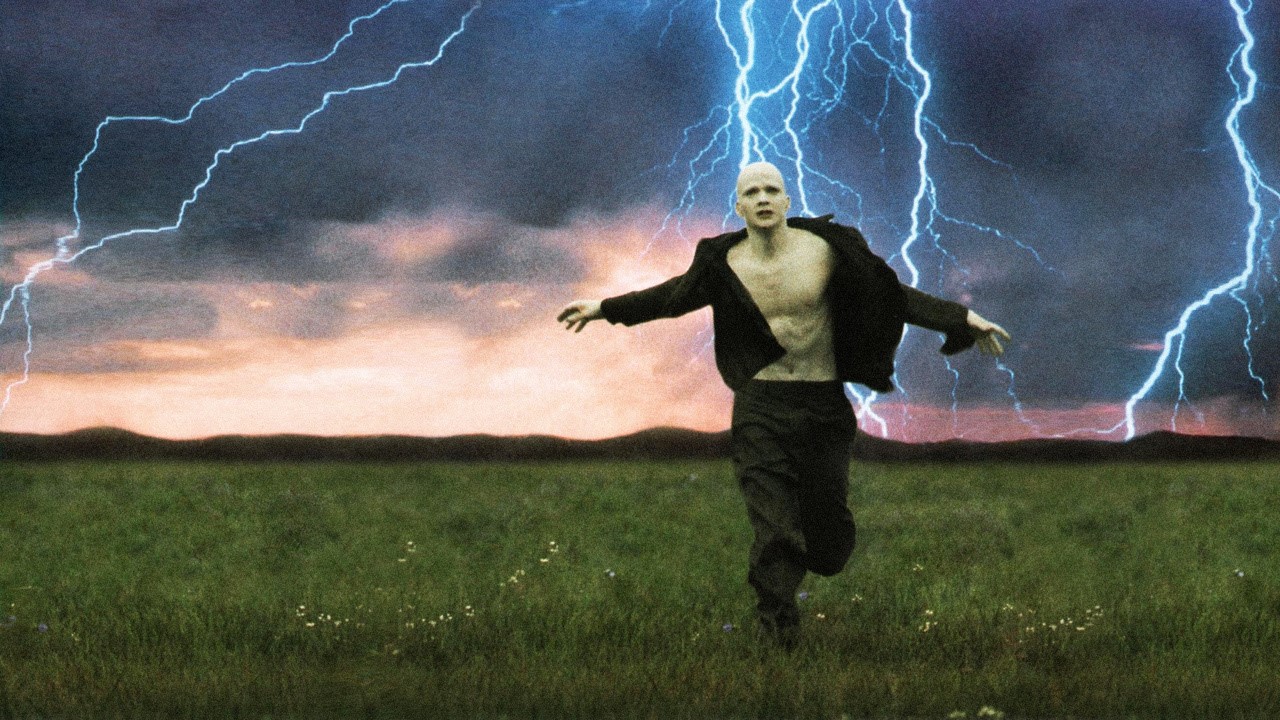 Sean Patrick Flanery surrounded by lightning in Powder (1995)