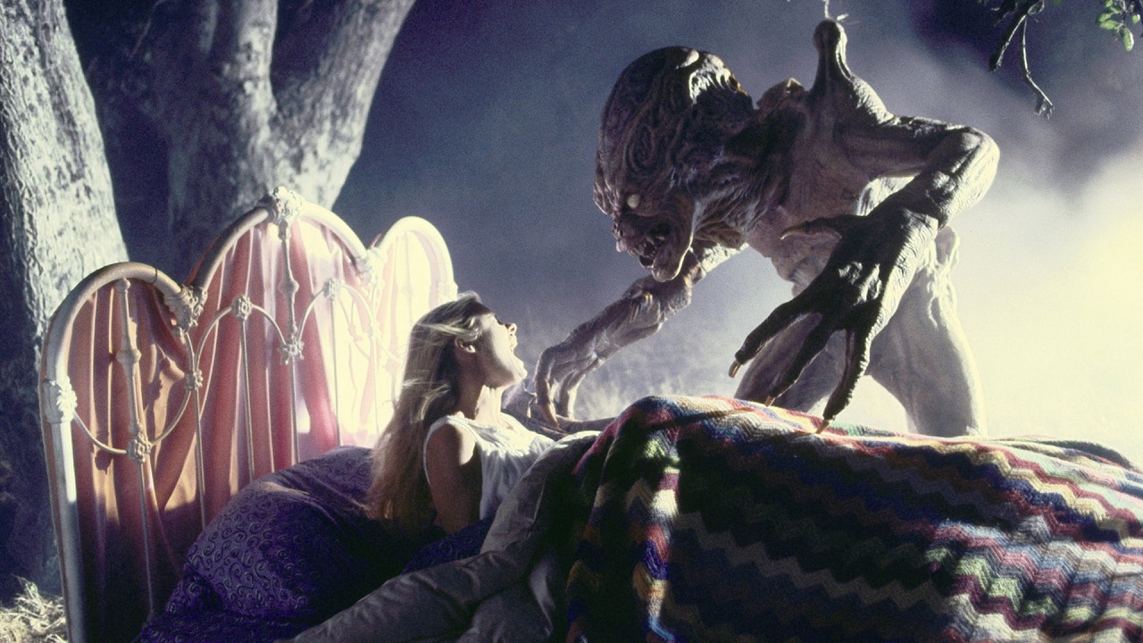 Amy Dolenz in bed terrorised by Pumpkinhead (Mark McCracken) in Pumpkinhead II: Blood Wings (1994)