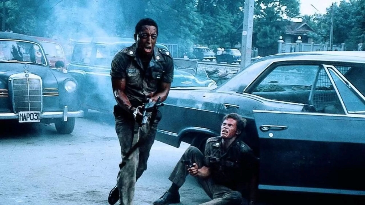 Detectives Gregory Hines and Willem Dafoe in the Vietnam War in Saigon (1988)