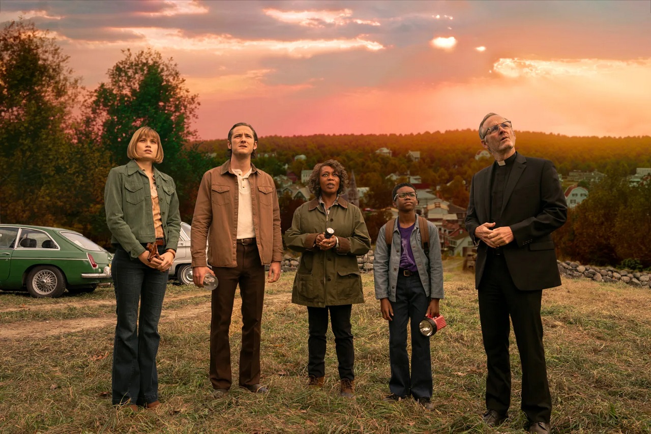 Susan Norton (Makenzie Leigh), Ben Mears (Lewis Pullman), Dr Cody (Alfre Woodard), Mark Petrie (Jordan Preston Carter) and Father Callaghan (John Benjamin Hickey) in Salem's Lot (2024)