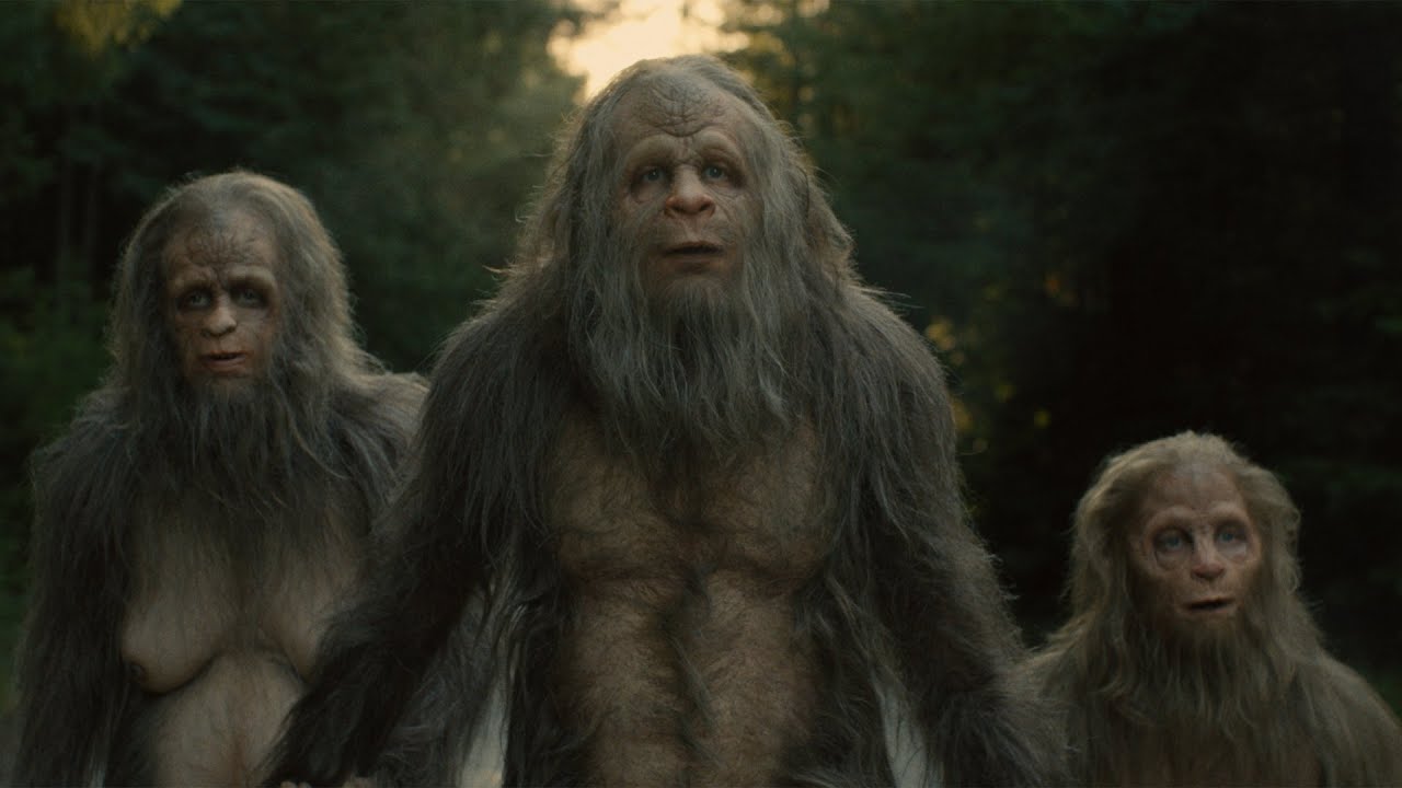 Bigfoot family - Riley Keough, Jesse Eisenberg and Christopher Zajac-Denek in Sasquatch Sunset (2024)