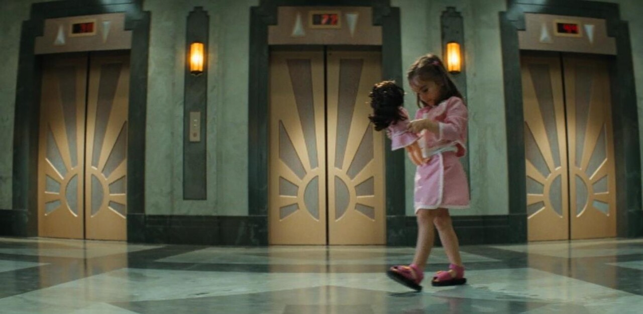 The little girl Merel den Hengst) and the elevator in The Shaft (2001)