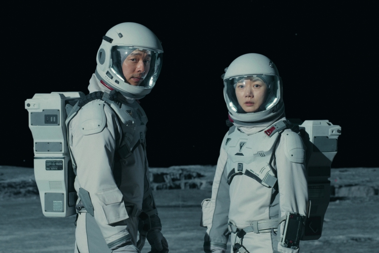 Gong Joo and Bae Doona in The Silent Sea (2021)